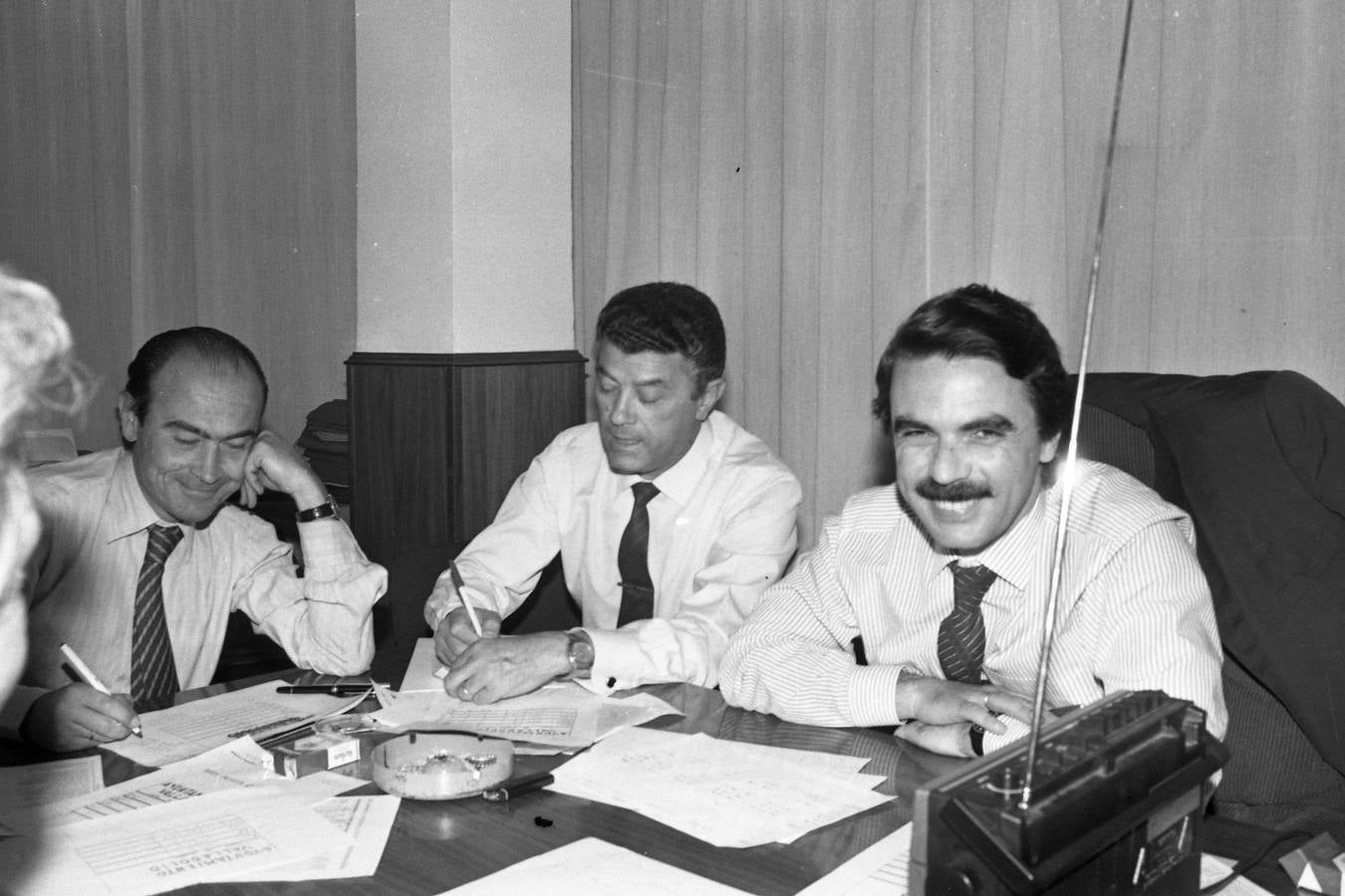 José María Aznar, Juan José Uncenta y Santiago López Valdivielso, estuvieron pegados a la radio constantemente.