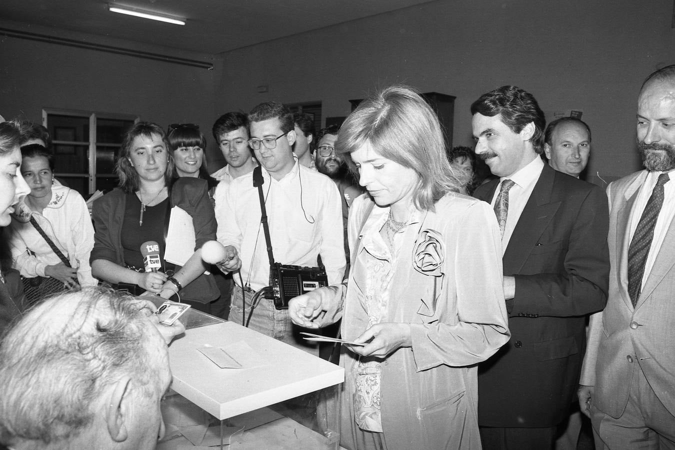 José María Aznar y su esposa, Ana Botella, votan en el colegio Antonio García Quintana.