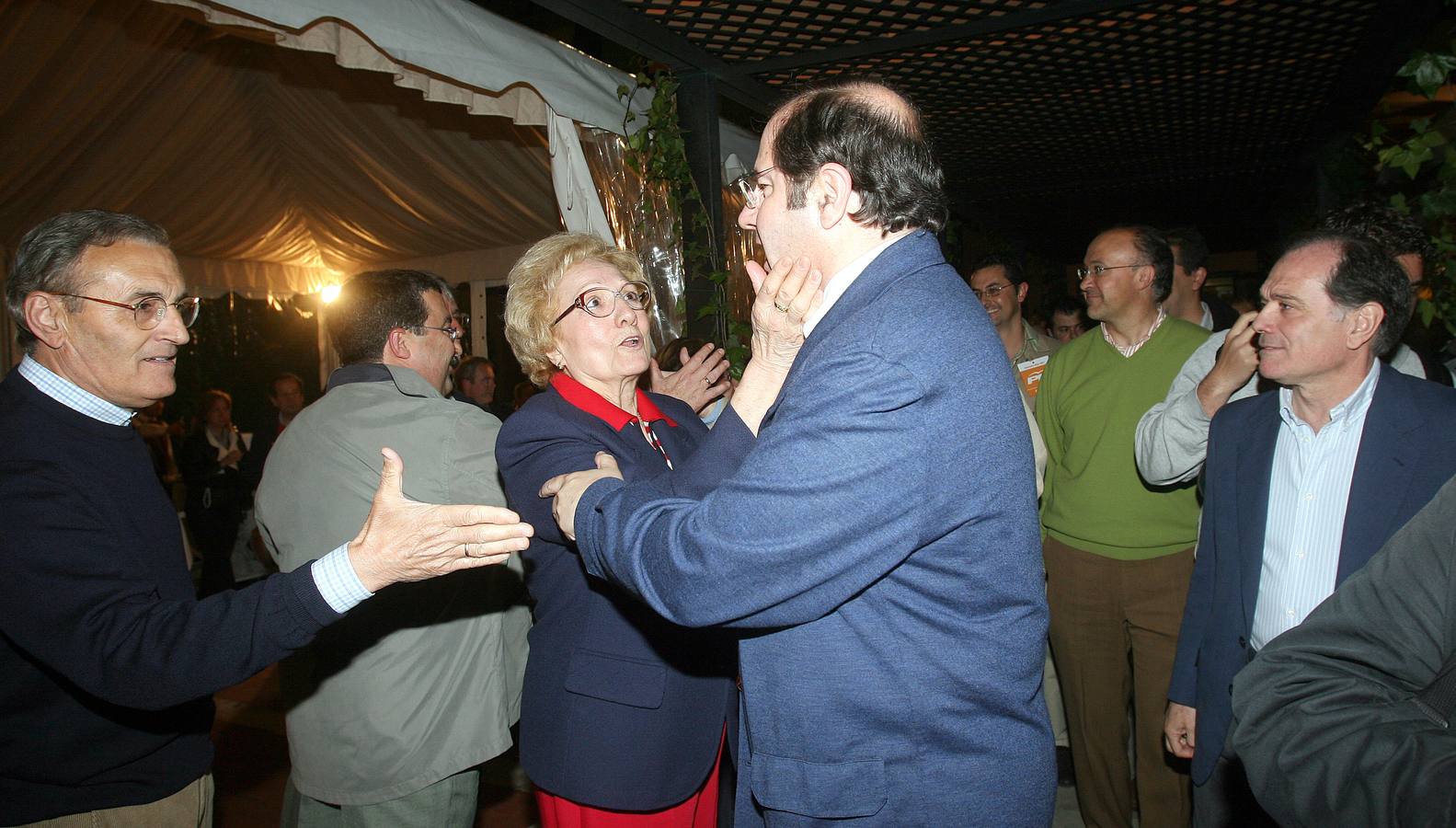 El candidato del PP a la Presidencia de la Junta de Castilla y León, Juan Vicente Herrera, recibe la efusiva felicitación de una militante del PP en el hotel vallisoletano donde siguió los resultados.