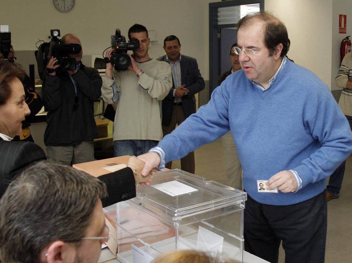 El presidente y candidato del PP a la presidencia de la Junta de Castilla y León, Juan Vicente Herrera, saluda los miembros de la mesa antes de votar hoy en Burgos