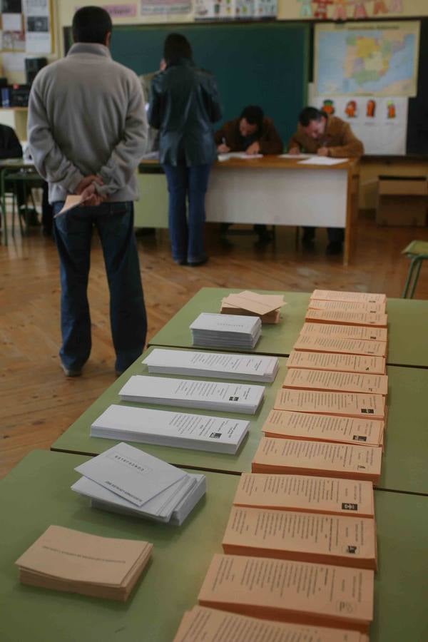 Una mesa con papeletas durante la jornada electoral.