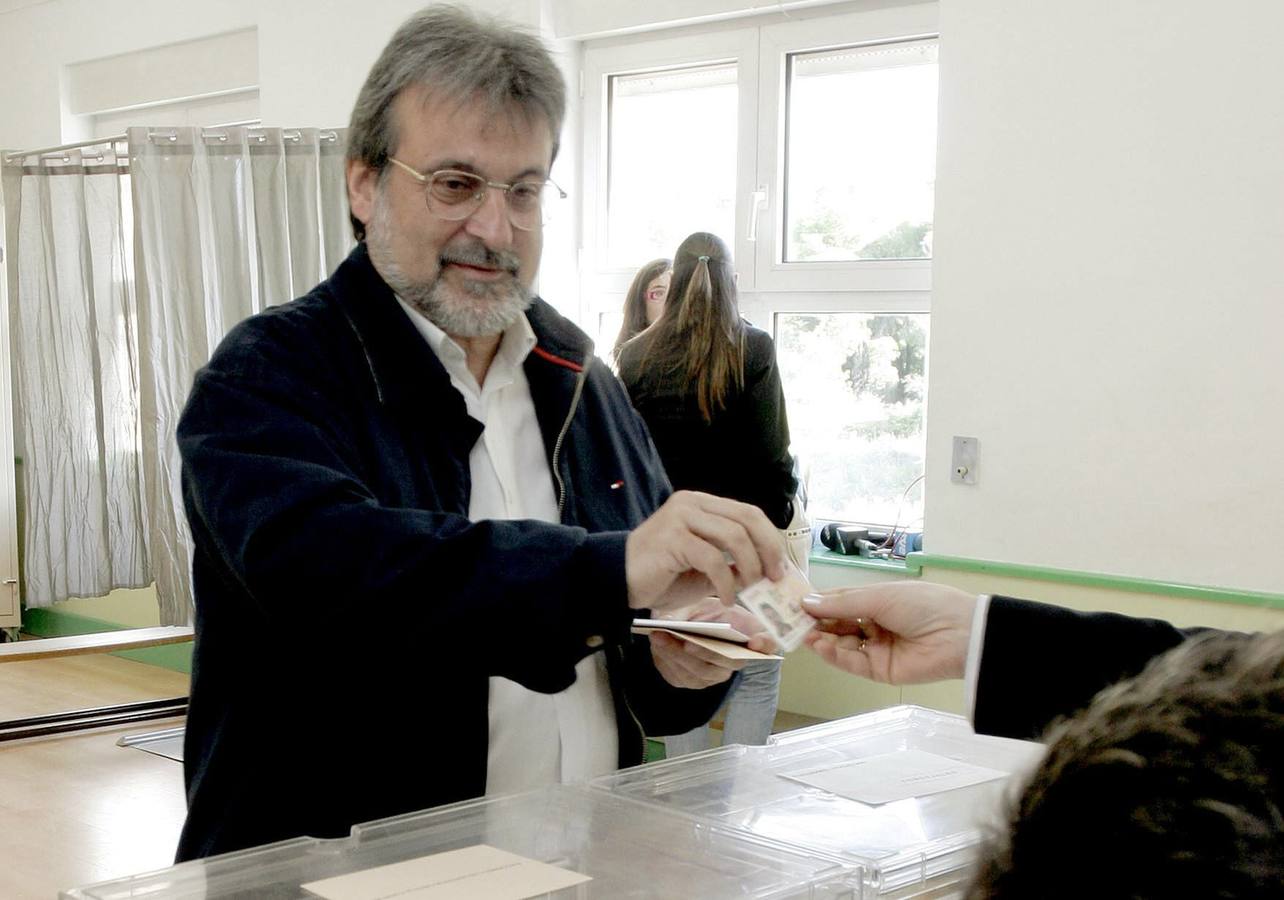 El candidato de IU-Los Verdes a la Presidencia de la Junta de Castilla y León, José María González, ejerció su derecho al voto en el Colegio Público de 'La Encarnación', en Ávila.