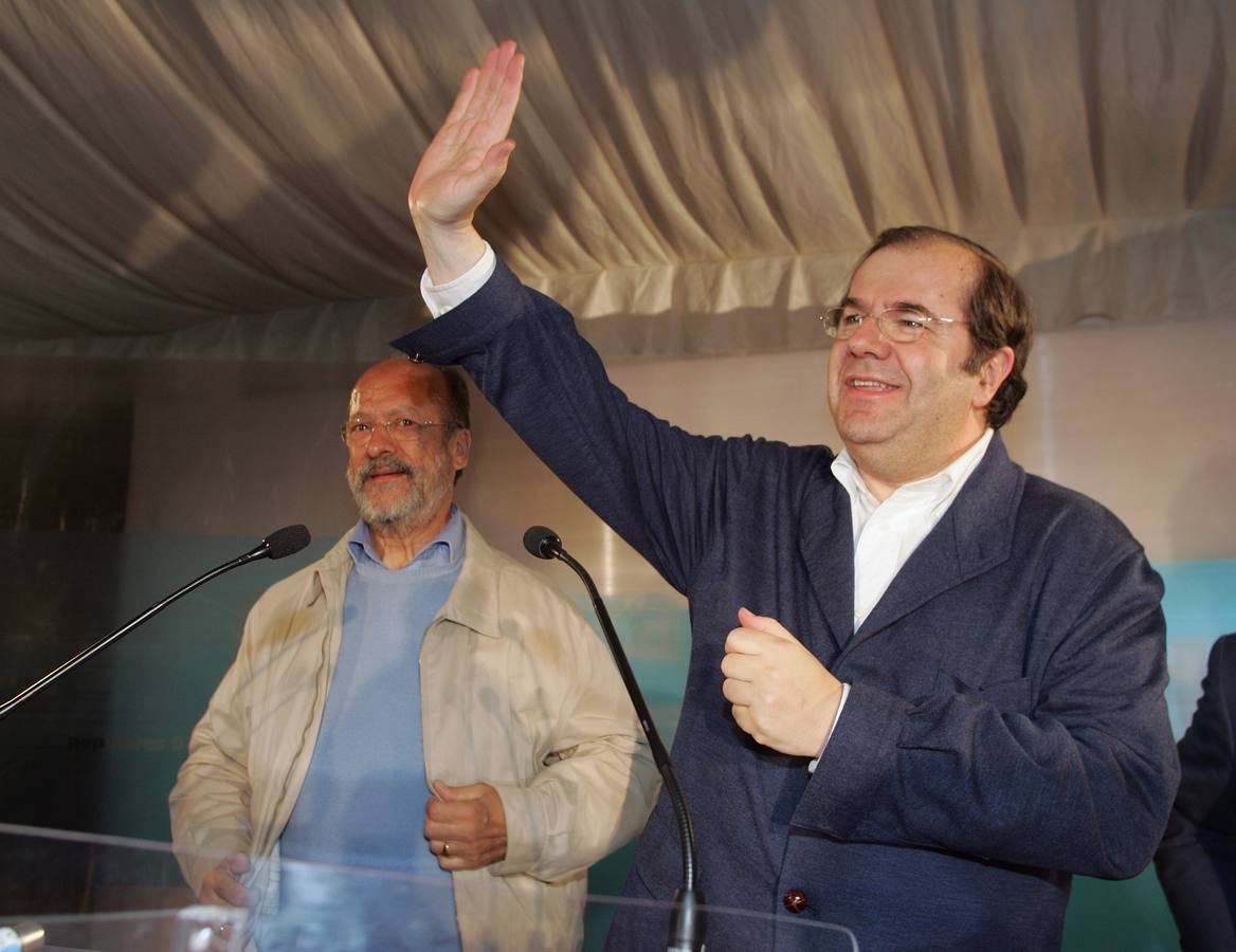 Los candidatos populares Juan Vicente Herrera (d) y Javier León de la Riva , celebran la victoria en las elecciones autonómicas y municipales, en las que han conseguido la victoria que les renueva en su mandato.