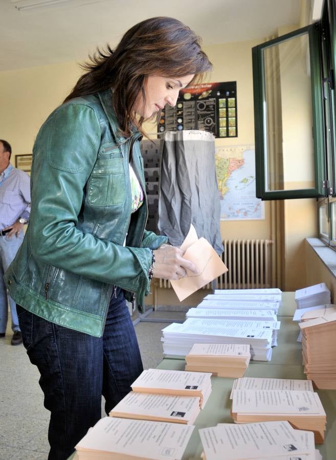 La cabeza de lista de PP a las Cortes de Castilla y León por Segovia, Silvia Clemente, ejerce el voto en el colegio Martín Chico de la capital.