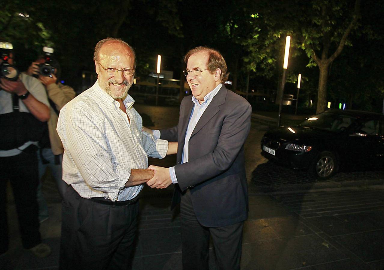 El presidente de la Junta y candidato del PP a la reelección, Juan Vicente Herrera, celebra la victoria junto al alcalde de Valladolid, Javier León de la Riva y los responsables del partido en Valladolid.