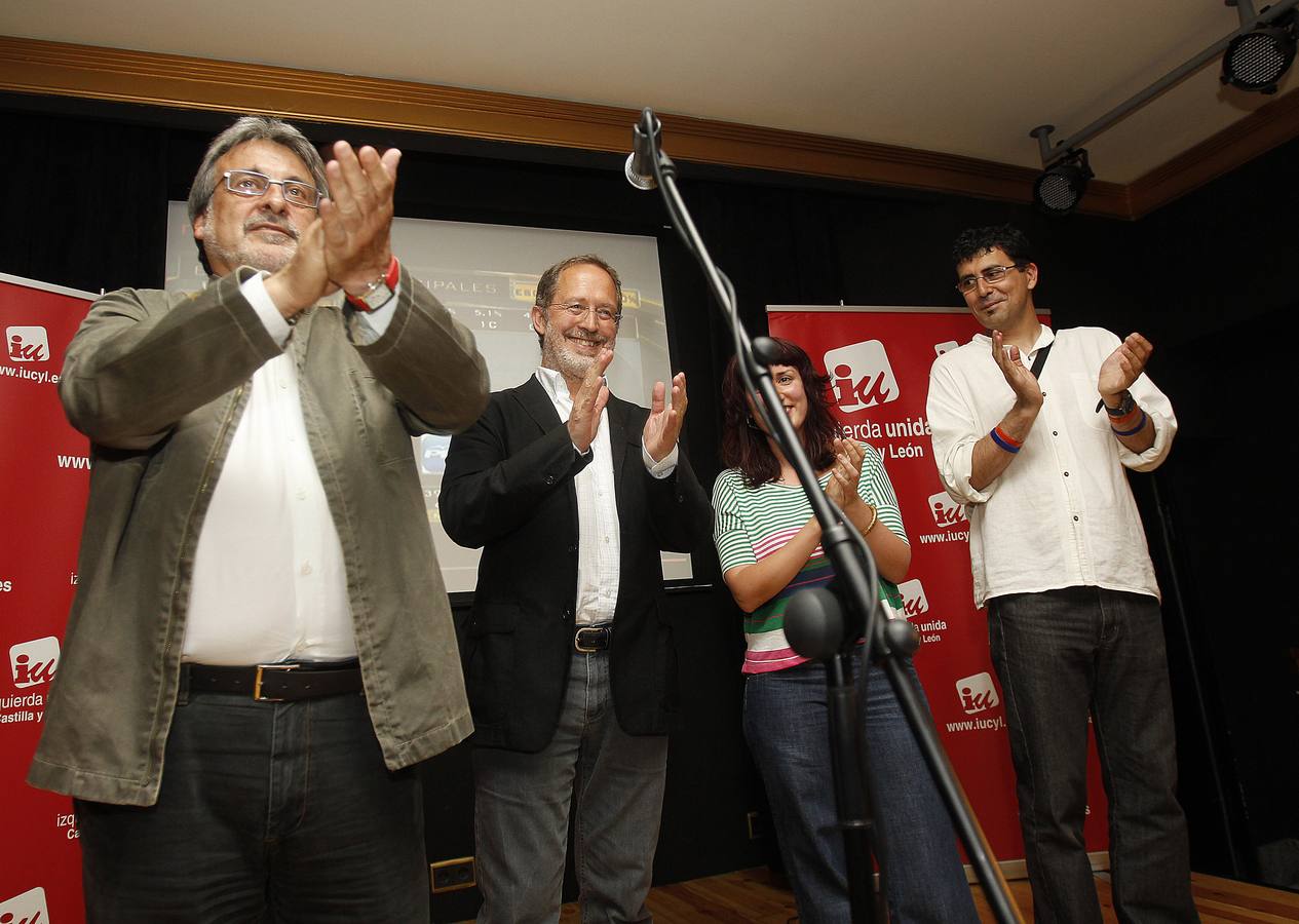 José María González, Manuel Saravia, María Sánchez Esteban y Alberto Bustos García, de IU, en la fiesta del Cafe España tras conocer los buenos resultados en las elecciones.