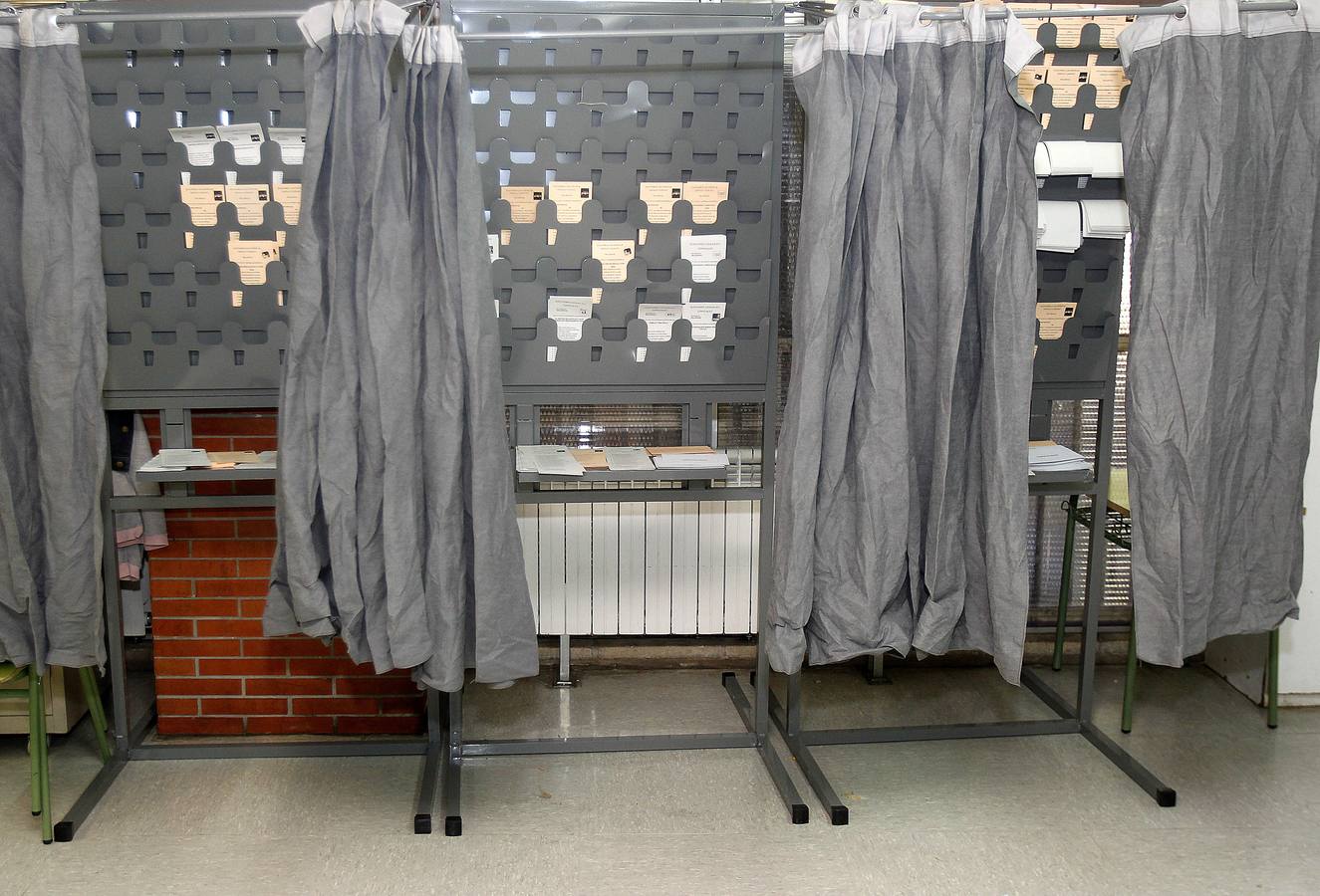 Cabinas para votar en un colegio electoral de Valladolid.