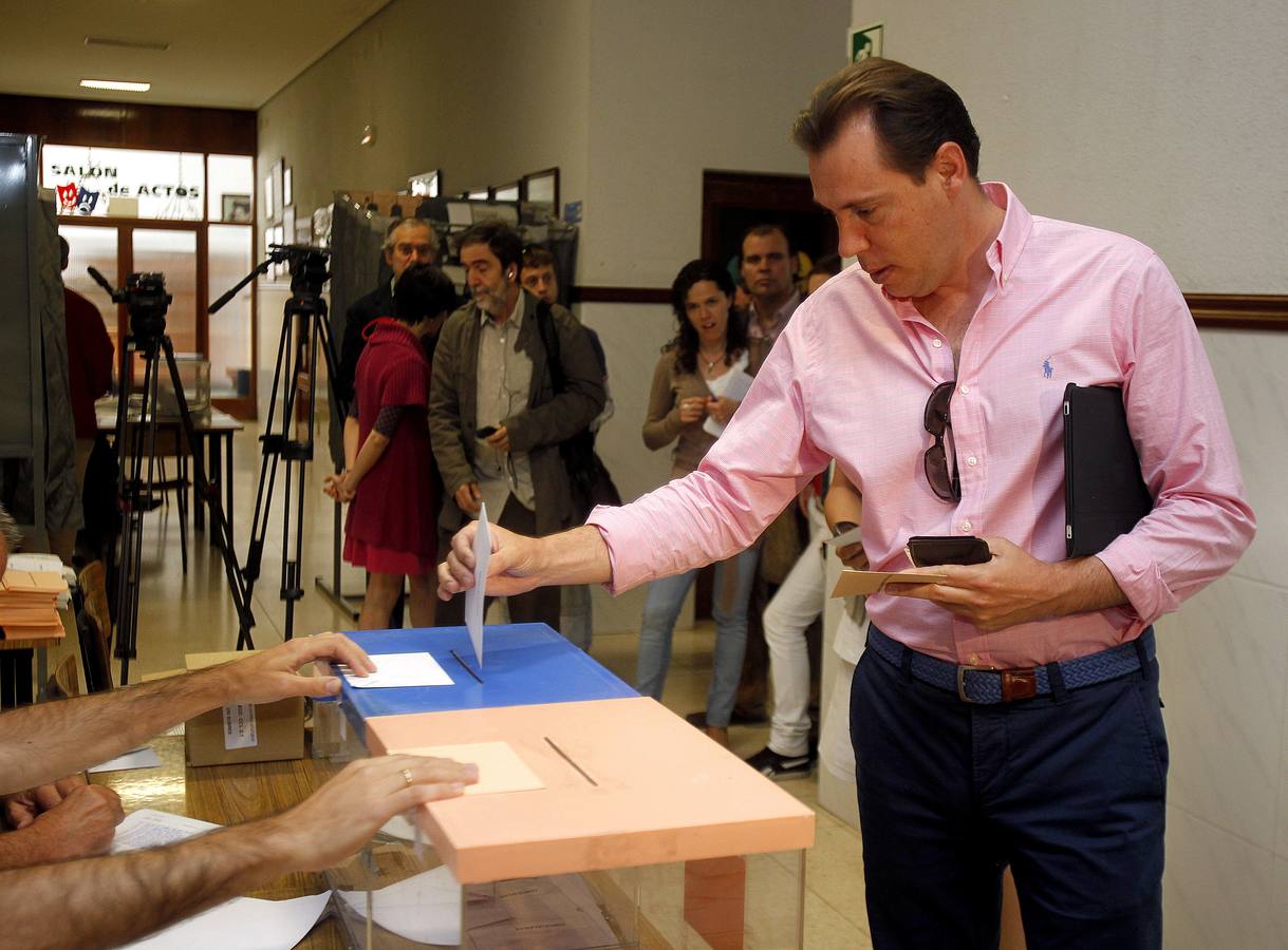 El candidato del PSOE a la Alcaldía de Valladolid, Óscar Puente, vota en el colegio de Santa Teresa.