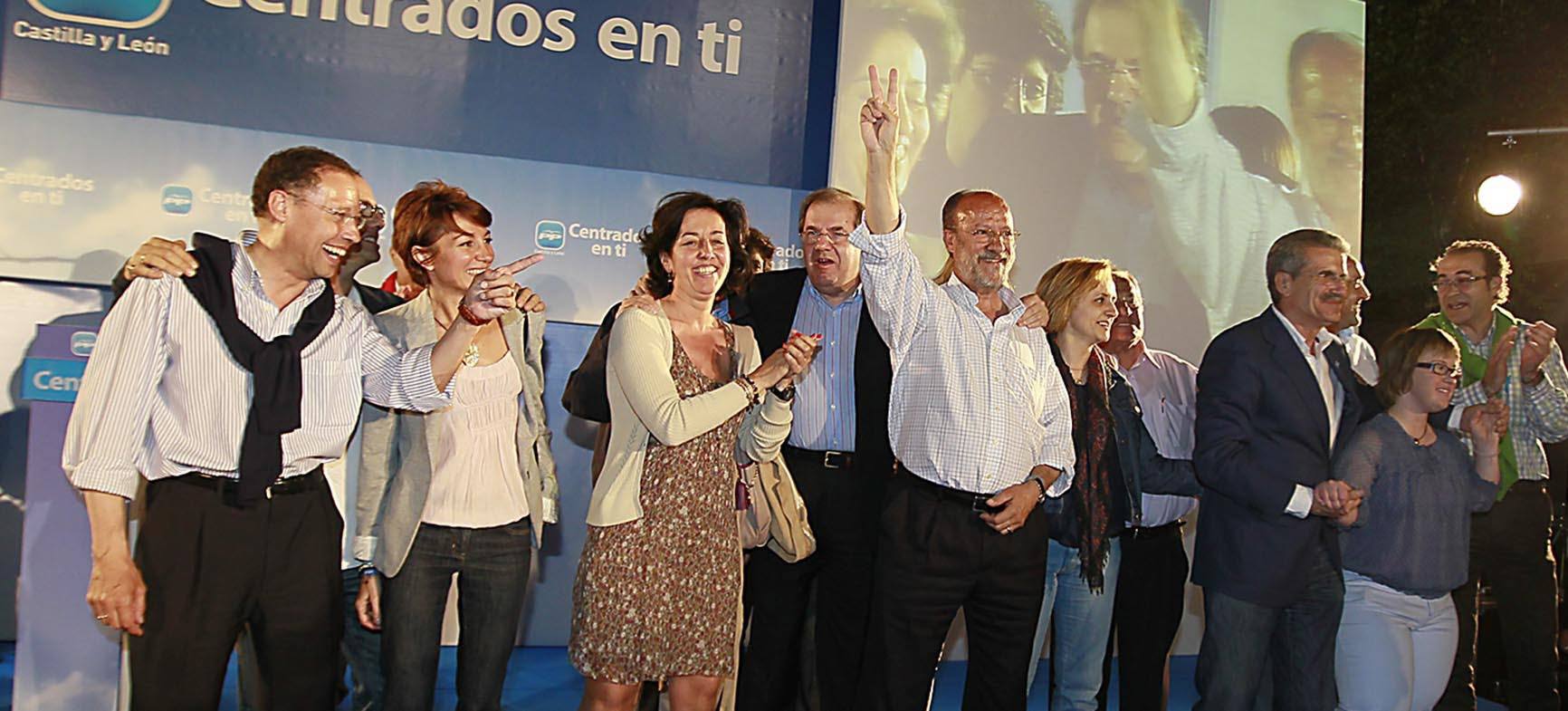 El presidente de la Junta y candidato del PP a la reelección, Juan Vicente Herrera, celebra la victoria junto al alcalde de Valladolid, Javier León de la Riva y los procuradores del PP en el hotel Tryp Recoletos.