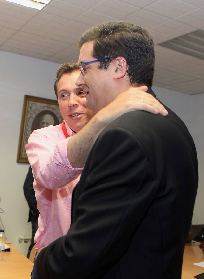 Óscar Puente, candidato del PSOE a la Alcaldía de Valladolid, y Óscar López, candidato a la Junta, tras concocer su derrota en las elecciones.