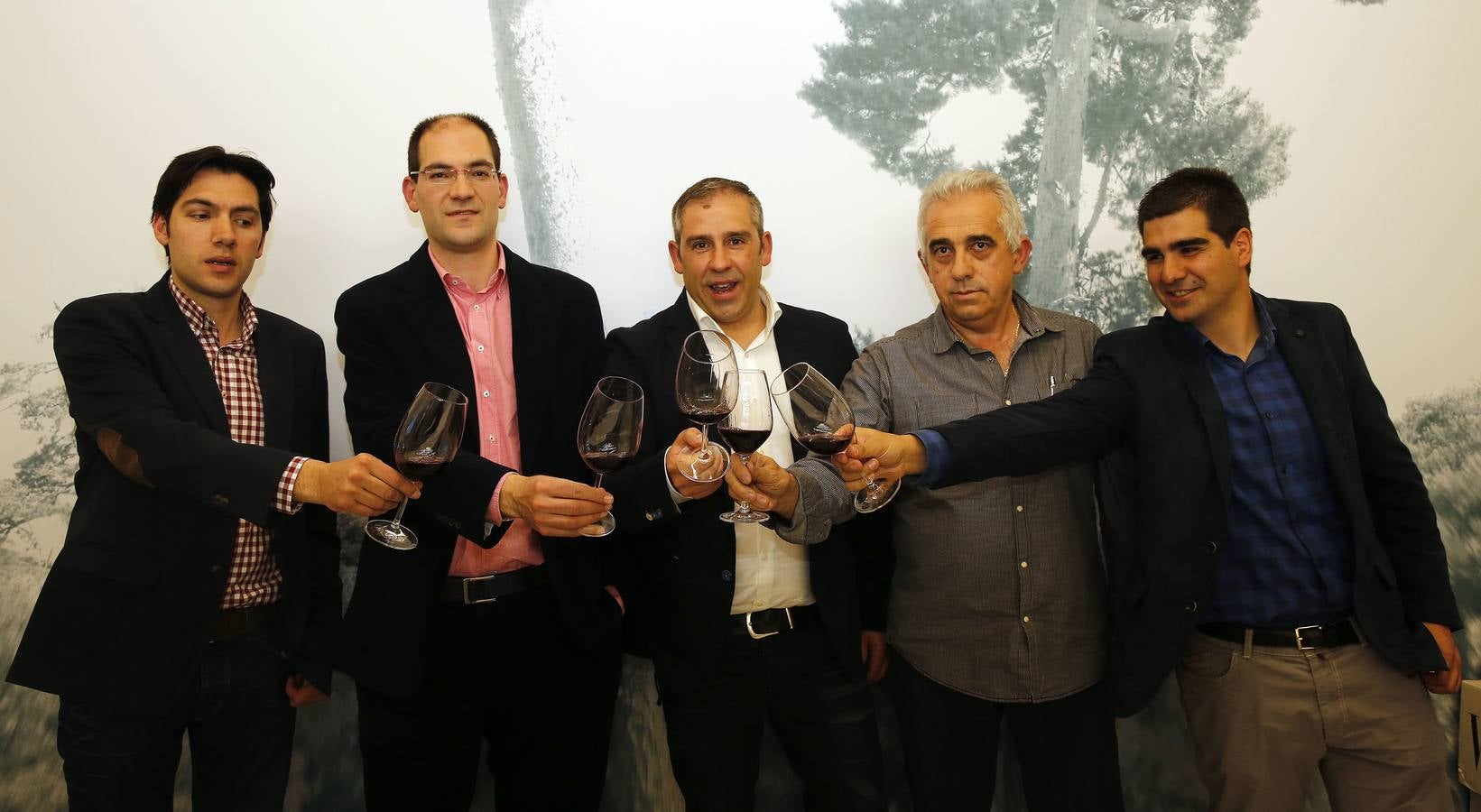 Diego y Luis Hernández, de la empresa de la IGP Guijuelo (Salamanca), Luis Domingo; el director técnico de Bodegas Zarraguilla, David Herrero, y Julio Piquero y Álvaro Muñoz, de Eresma, empresa segoviana a la que pertenecía uno de los jamones degustados.