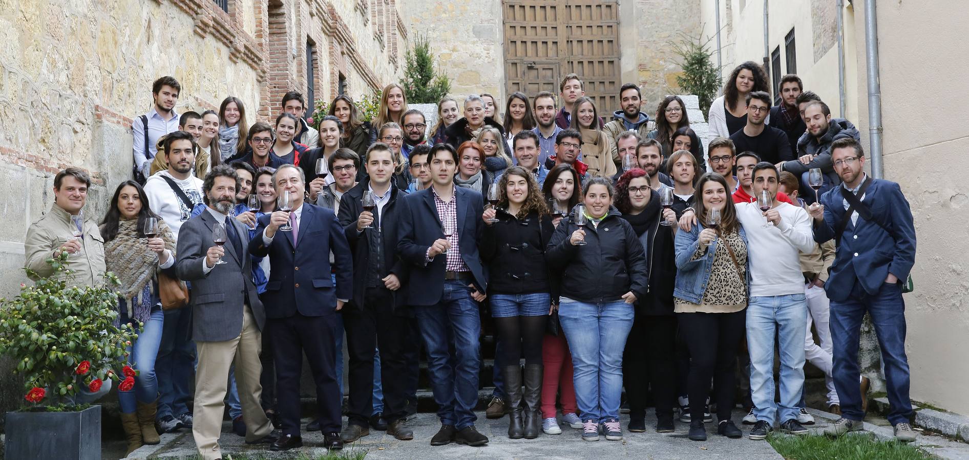 Los asistentes a la última cata de la jornada Juventud Divino Tesoro, posaron para El Norte en uno de los patios del IE University.