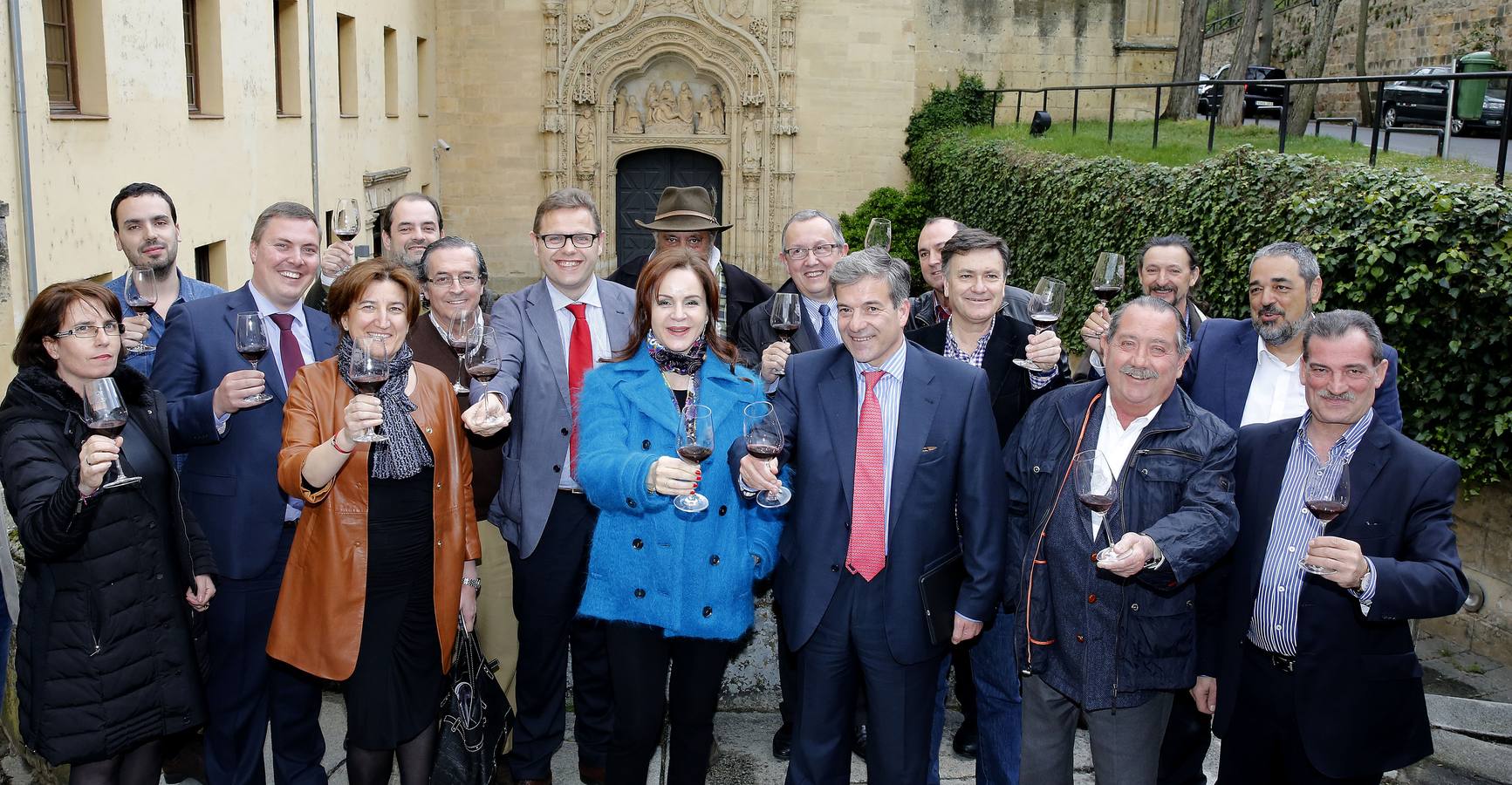 La consejera de Agricultura (en el centro) brinda con el director general de El Norte y el resto de representantes de denominaciones de origen y autoridades locales.