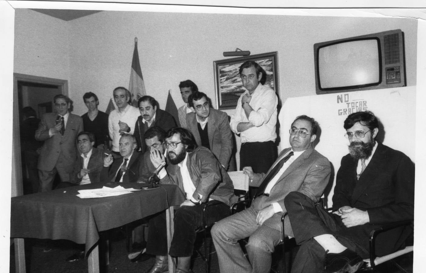 Los socialistas en la sede del partido en Valladolid durante la jornada electoral.