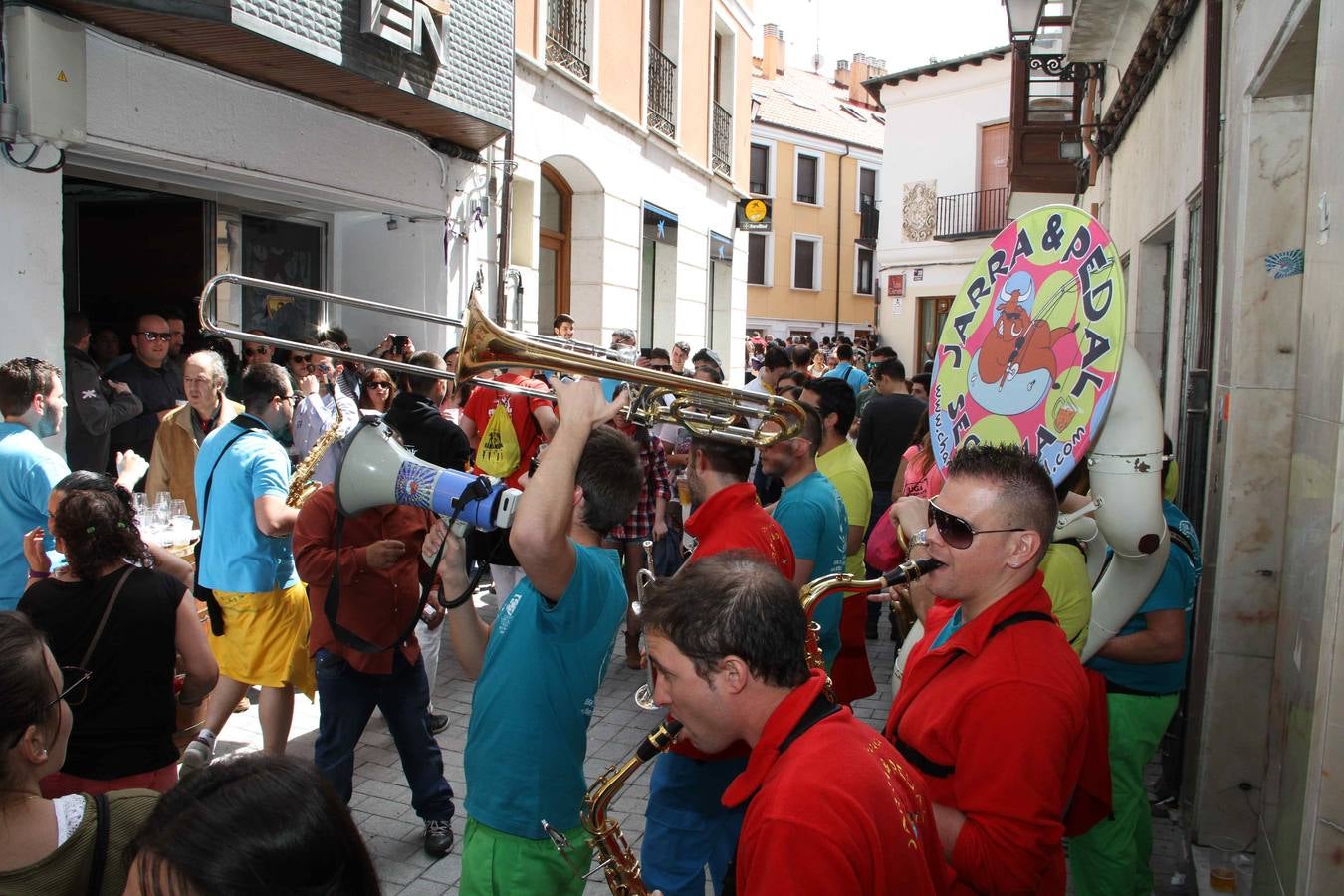 El chúndara pone el broche de oro a la XIII Concentración de Charangas de Peñafiel