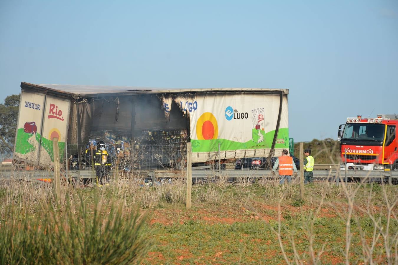 Arde un camión cargado de leche en la A-6 a la altura de Villanueva de los Caballeros