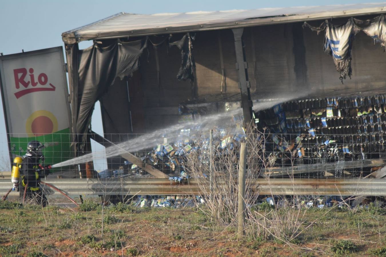 Arde un camión cargado de leche en la A-6 a la altura de Villanueva de los Caballeros