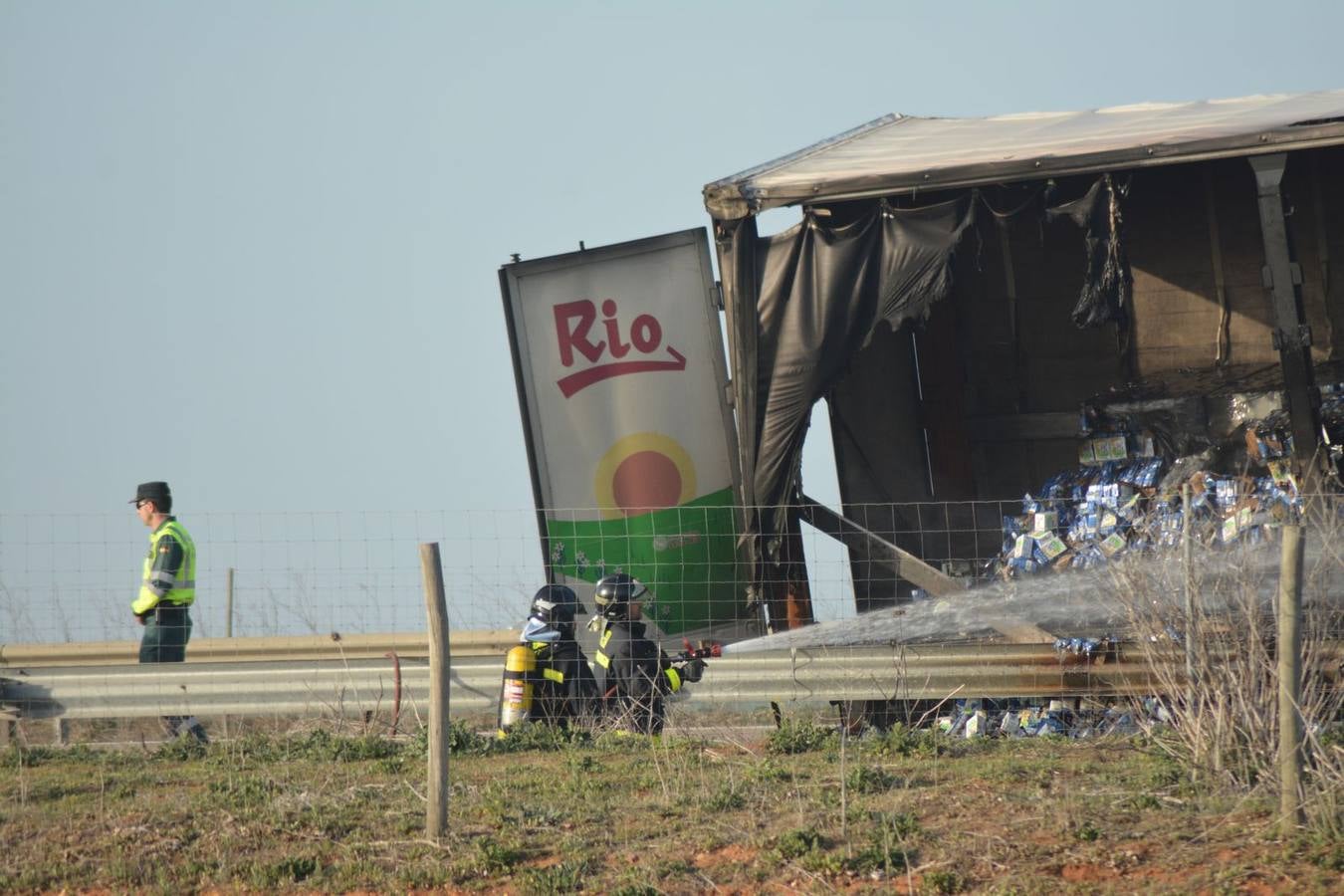 Arde un camión cargado de leche en la A-6 a la altura de Villanueva de los Caballeros