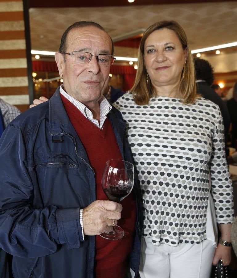 El bodeguero Luis Sanz Busto con la consejera Pilar del Olmo.