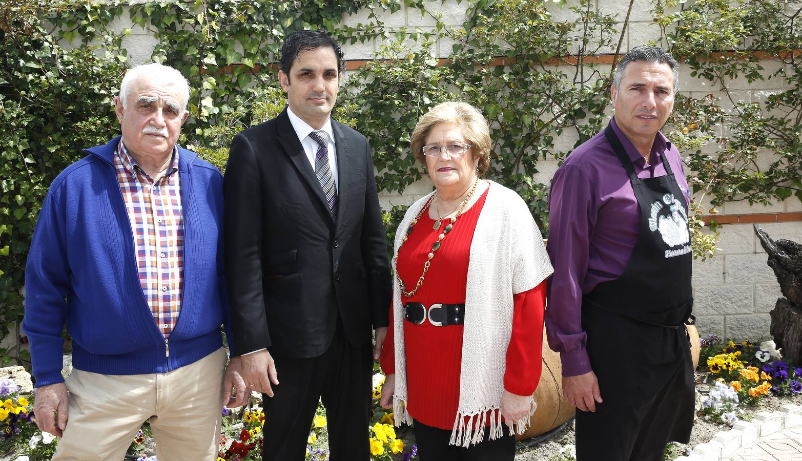 Los hosteleros Pedro Muñoz y Paula Sanz posan con su hijo Roberto y con su yerno, Jesús Calvo, maestro asador de lechazo.