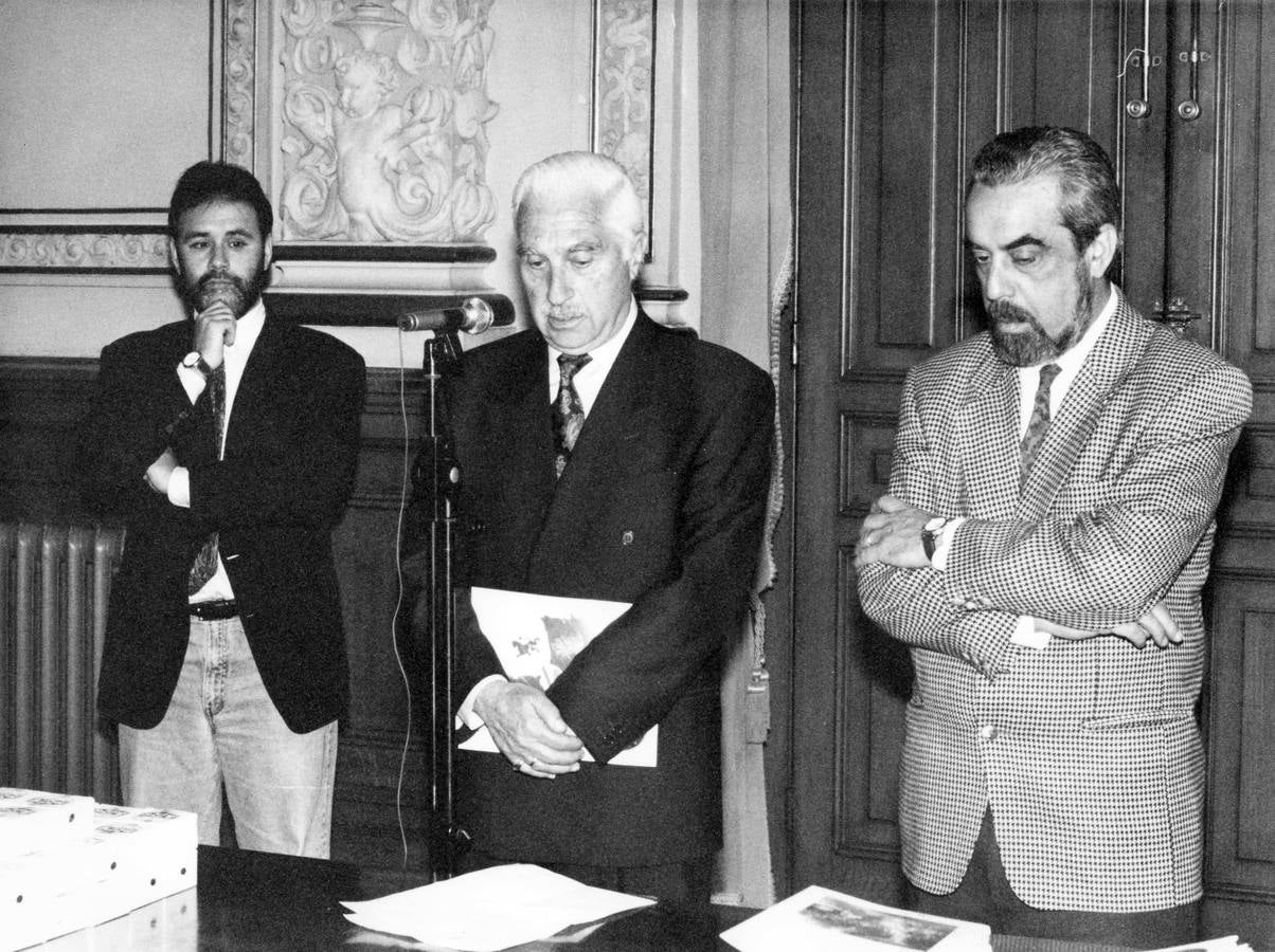 27.04.94 Benito Sanz de la Rica presenta en el Ayuntamiento el libro '50 primeros años de la natación en Valladolid'.