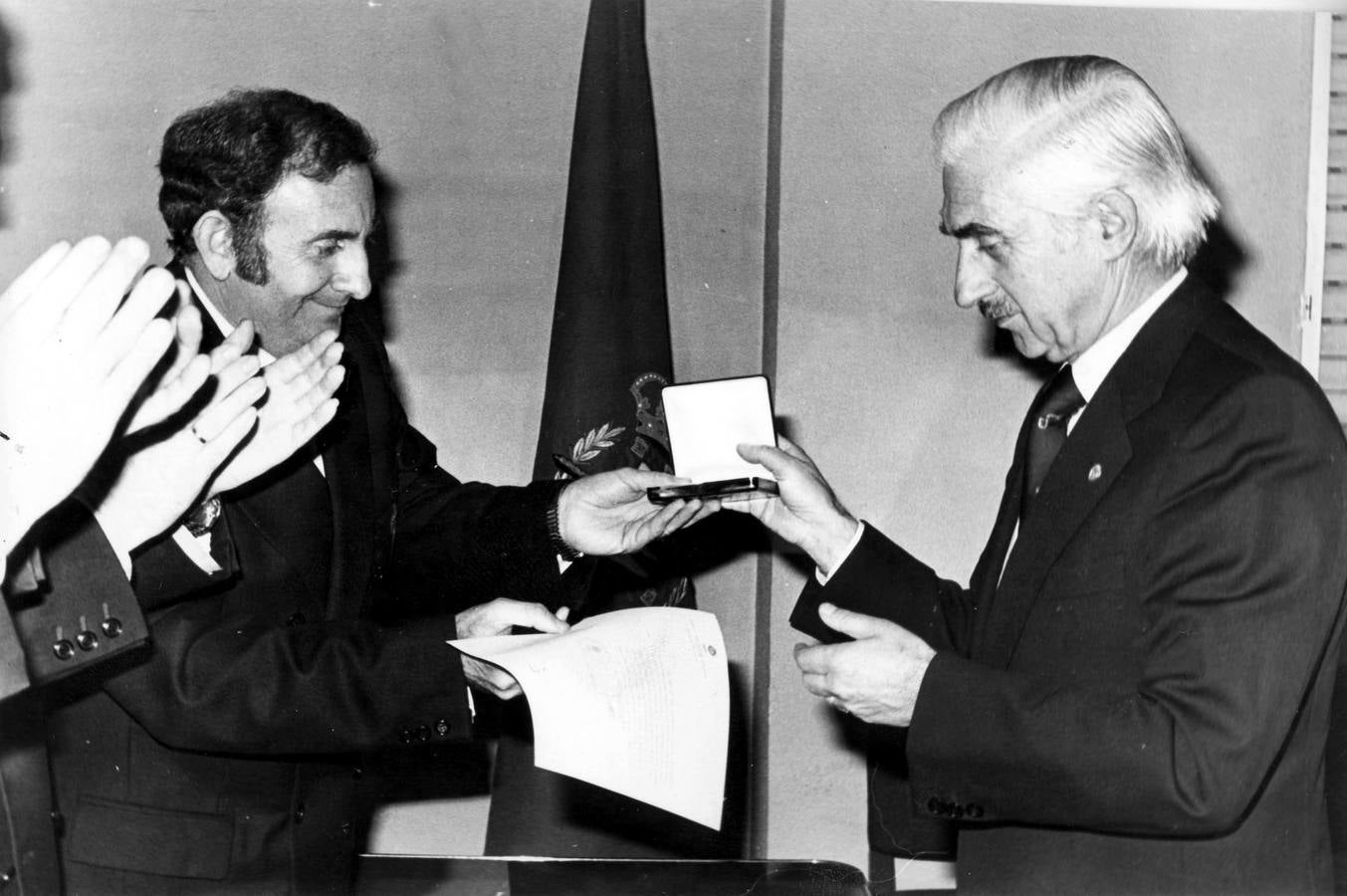 Benito Sanz de la Rica recibe la medalla al Mérito Deportivo Provincial en diciembre de 1982.