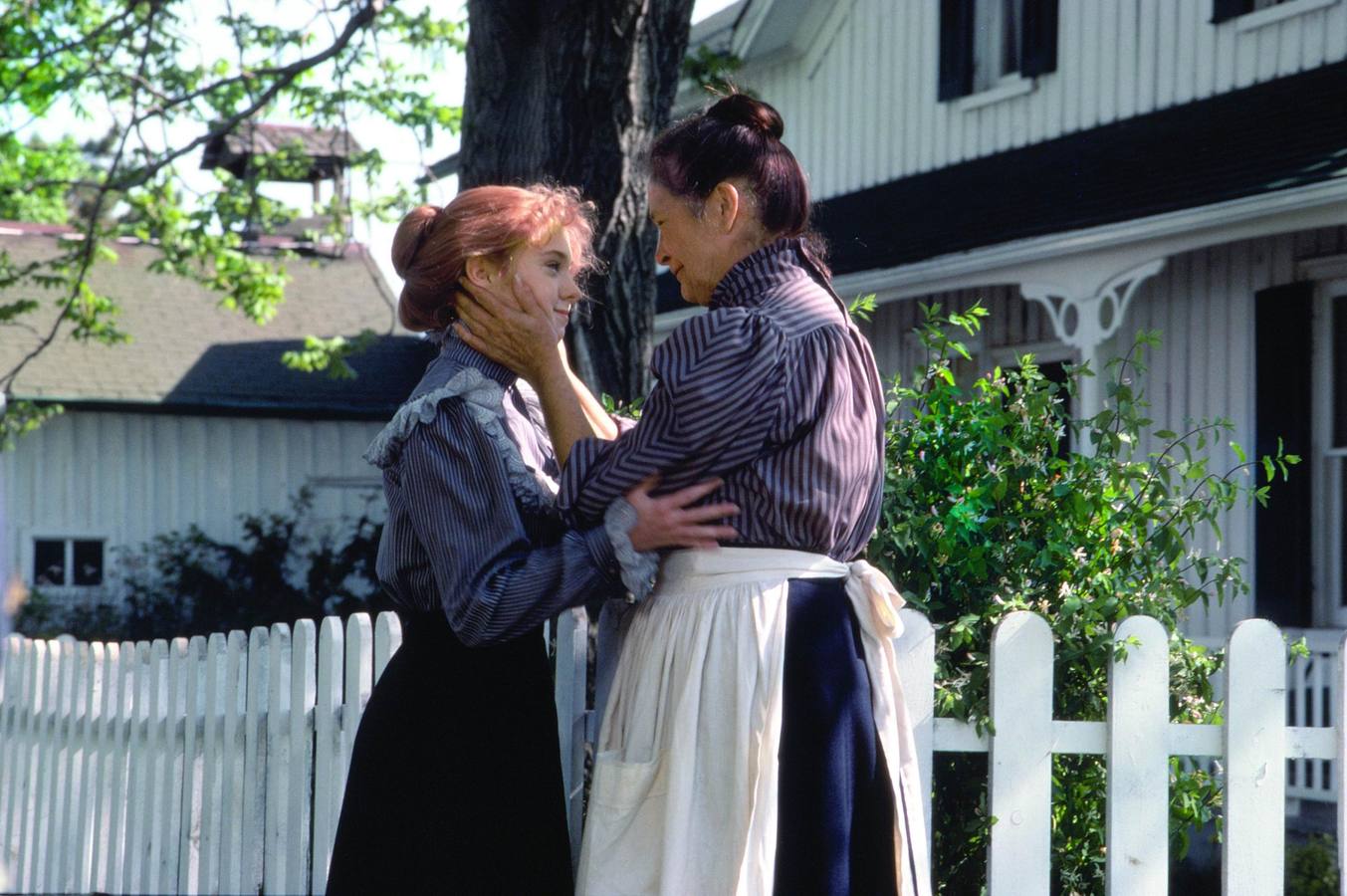 Aunque quería adoptar un niño, Marilla terminó queriendo a Anne como si fuera su propia hija.