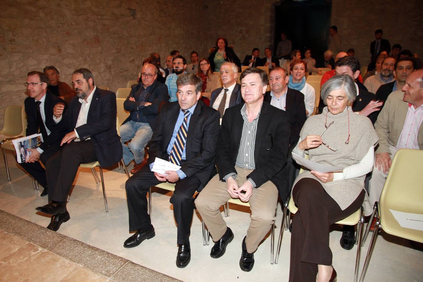 Mariano Veganzones (i), Carlos Aganzo, Ángel Heras, Francisco Vázquez y Ana Martínez de Aguilar, siguen la mesa redonda en el auditorio.