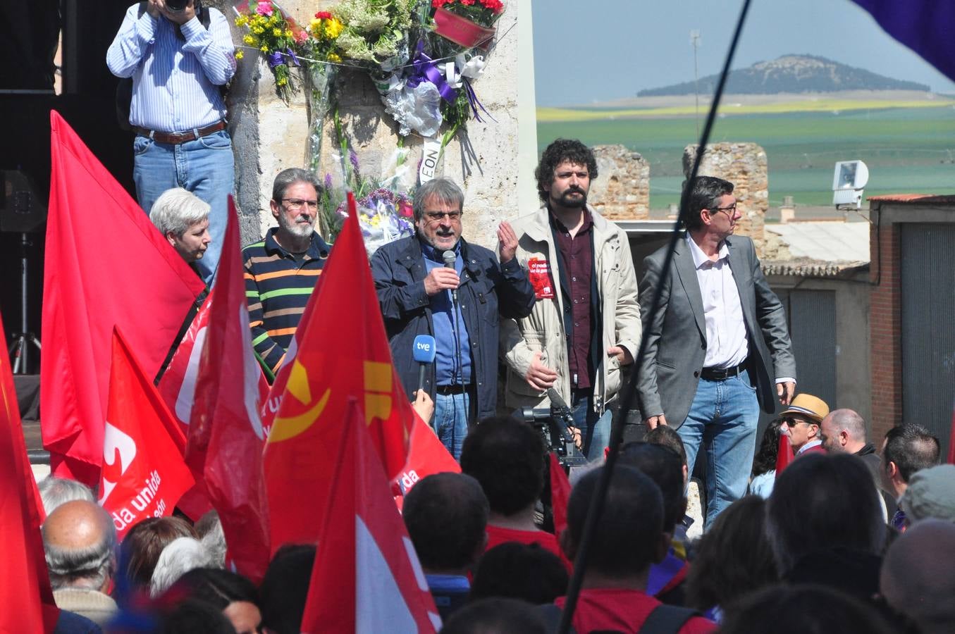 Gran ambiente en Villalar en la celebración del Día de la Comunidad (1/3)