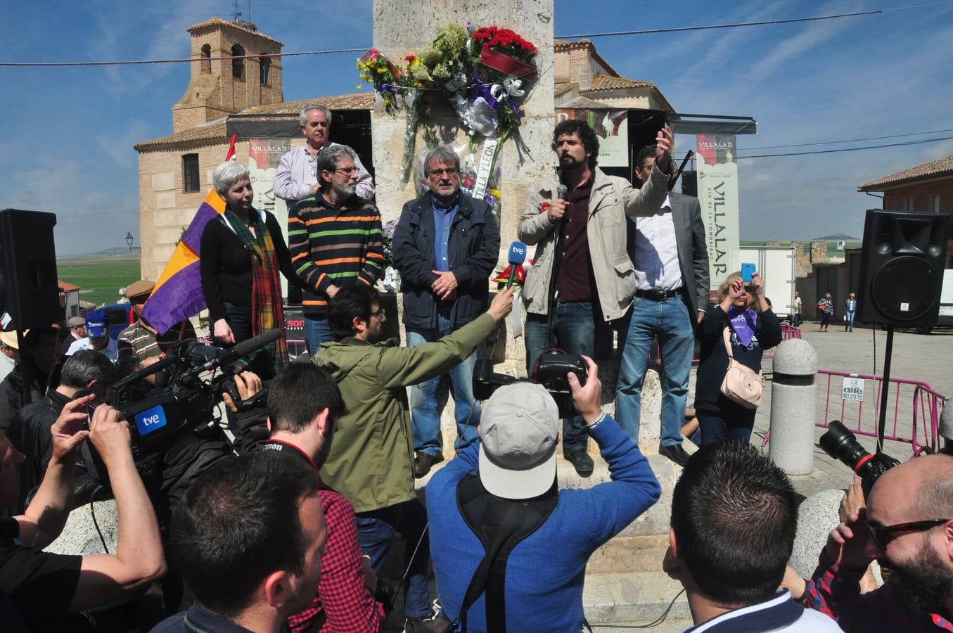 Gran ambiente en Villalar en la celebración del Día de la Comunidad (1/3)