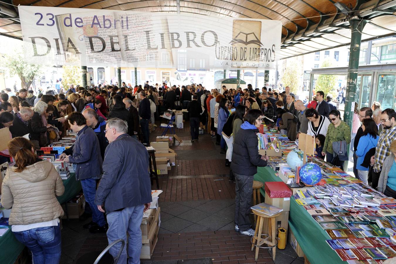 Día del Libro en la Plaza España de Valladolid