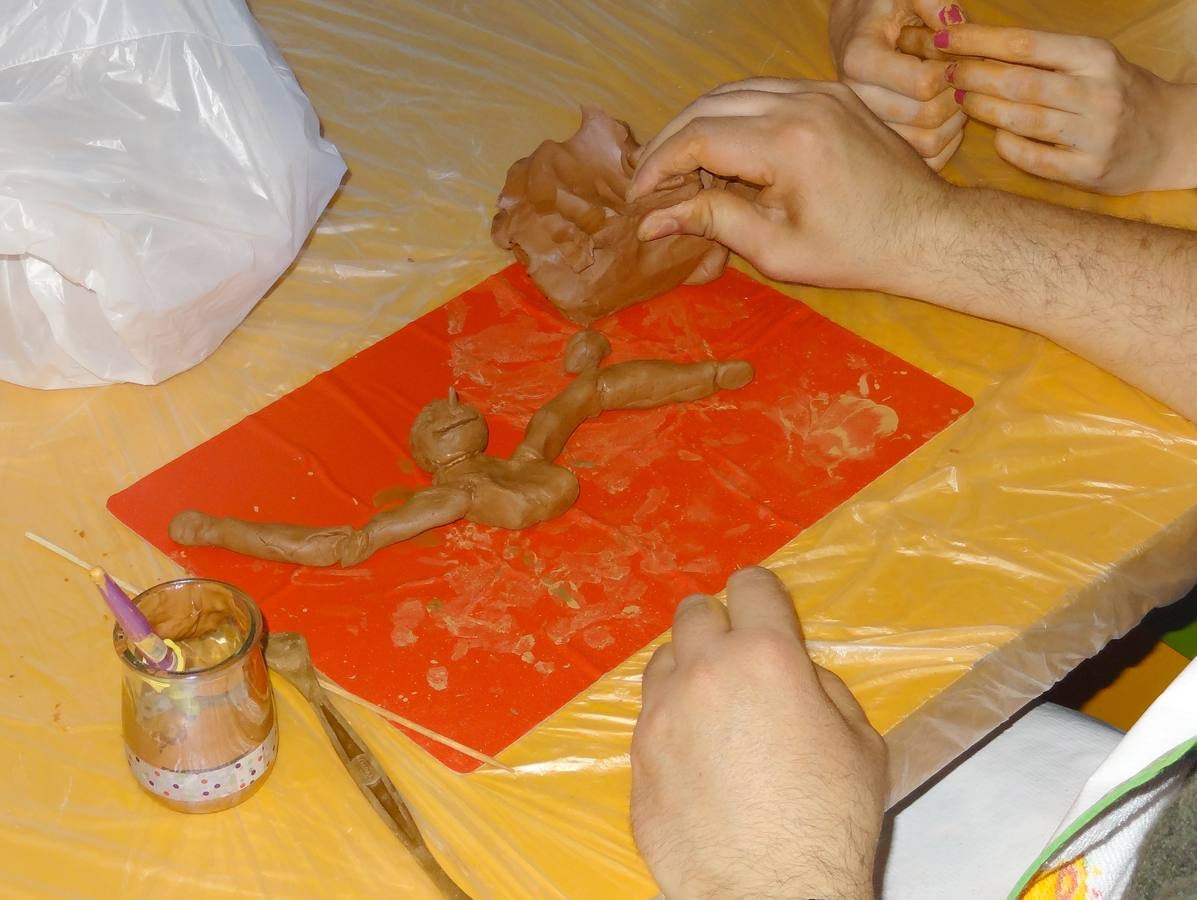 Alumnos con discapacidad participan en un taller de barro en el Museo de Escultura de Valladolid