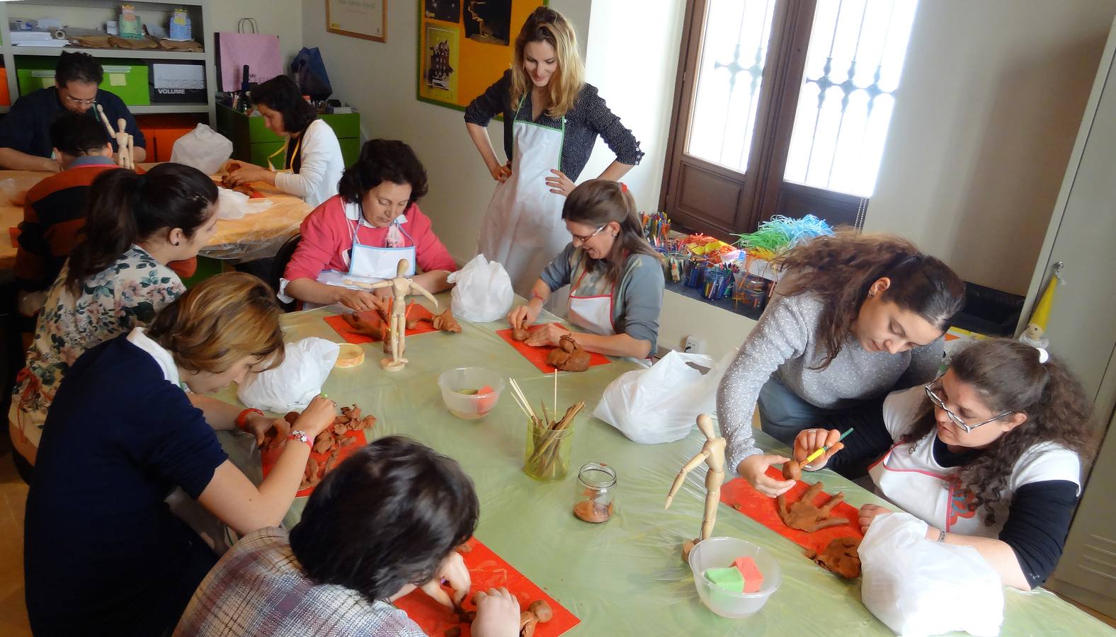 Alumnos con discapacidad participan en un taller de barro en el Museo de Escultura de Valladolid