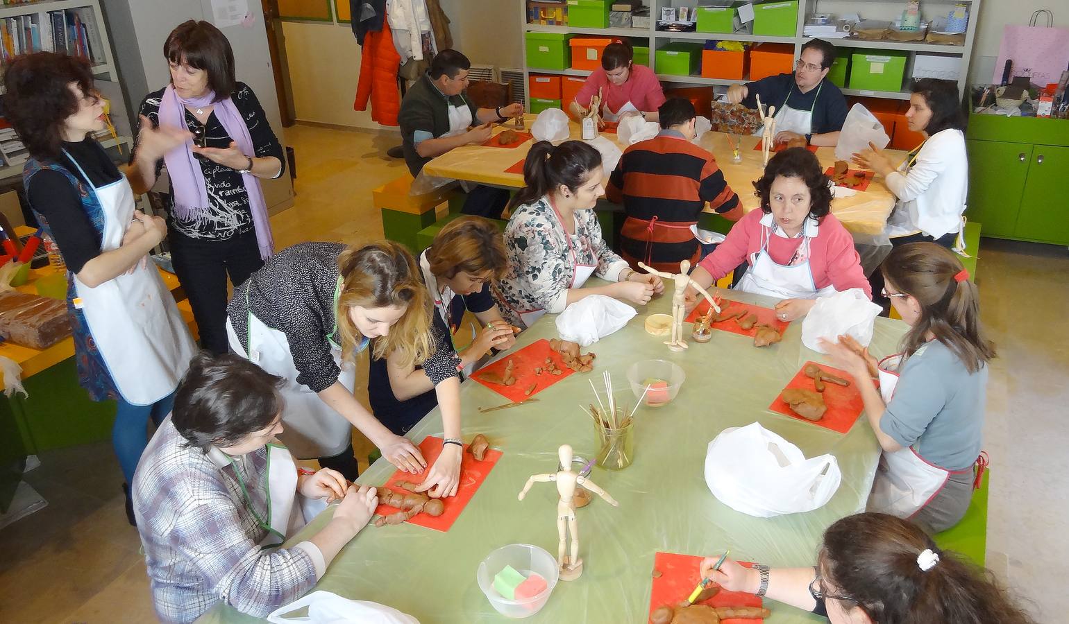 Alumnos con discapacidad participan en un taller de barro en el Museo de Escultura de Valladolid