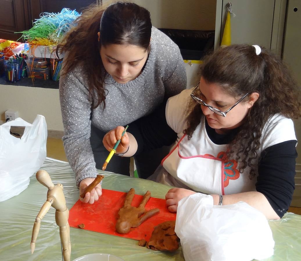 Alumnos con discapacidad participan en un taller de barro en el Museo de Escultura de Valladolid