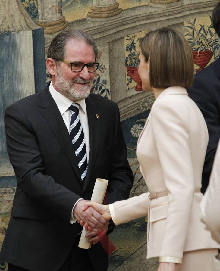 El presidente de asociación ASPAYM de Castilla y León, Julio Herrero, recoge el premio de manos de la Reina Letizia.