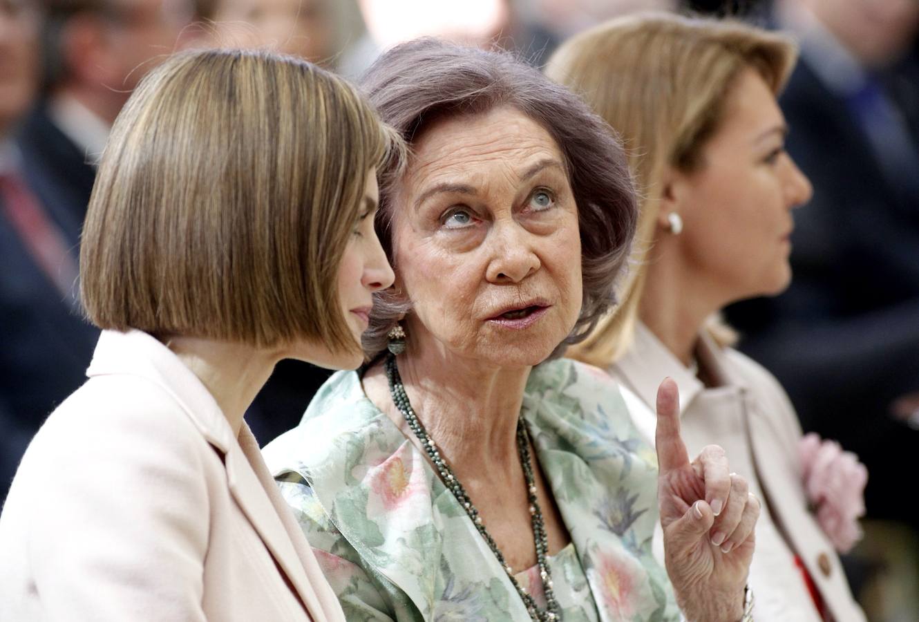 Las Reinas Sofía y Letizia dialogan durante el acto.