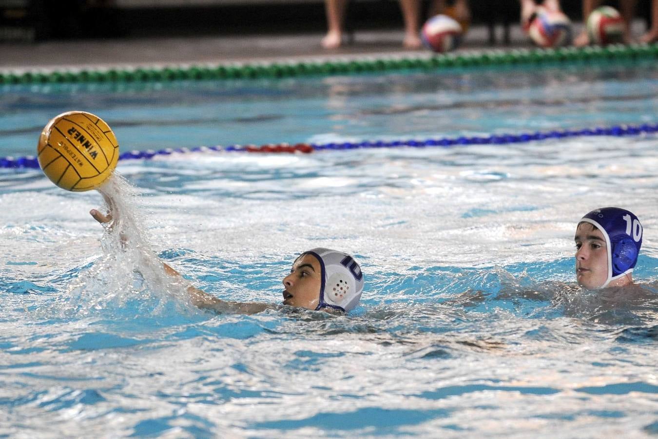 Waterpolo en la piscina de Río Esgueva (Valladolid)