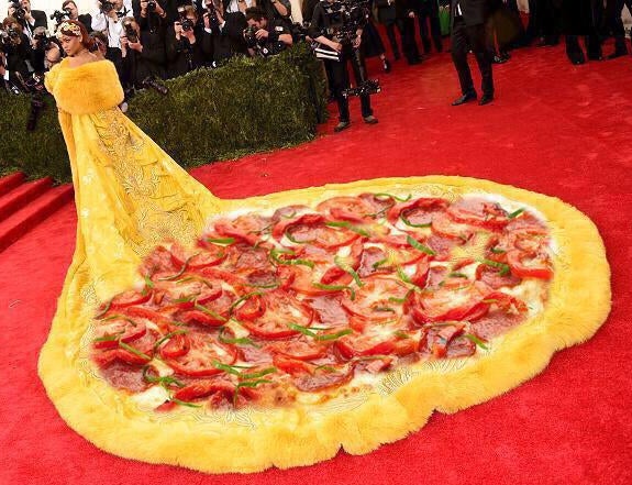 Los mejores montajes con el vestido de Rihanna en la gala benéfica del Museo Metropolitan de Nueva York