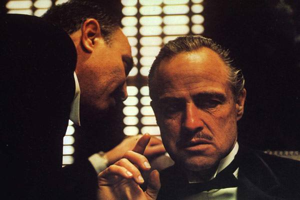 Tom Hagen aconseja a Vito Corleone en una de las escenas más recordadas de 'El Padrino', la cinta que situó a Coppola entre los más grandes.