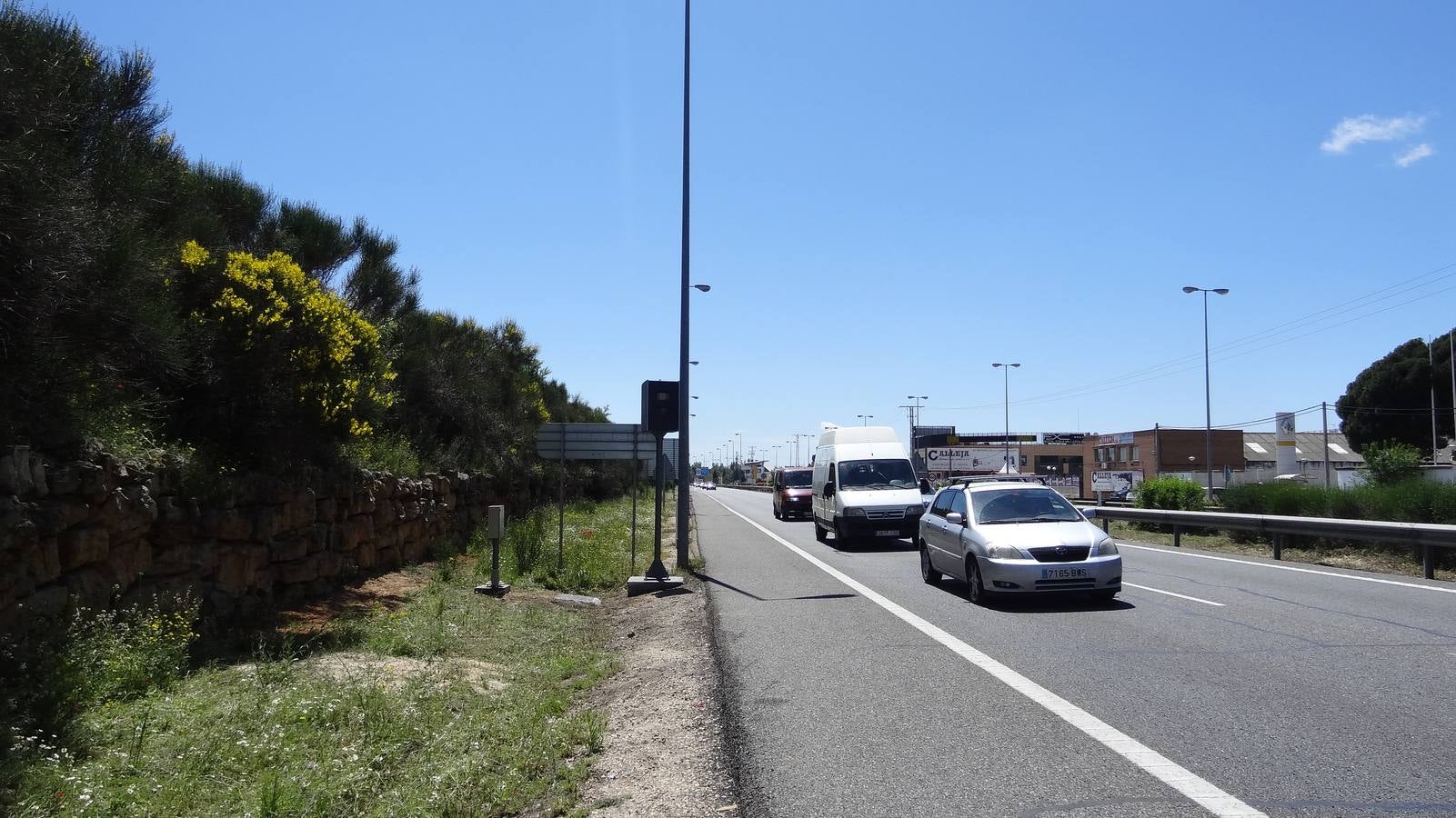 El radar escondido destrás del cartelón de Valladolid.