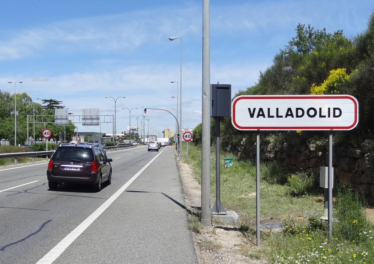 El radar escondido destrás del cartelón de Valladolid.