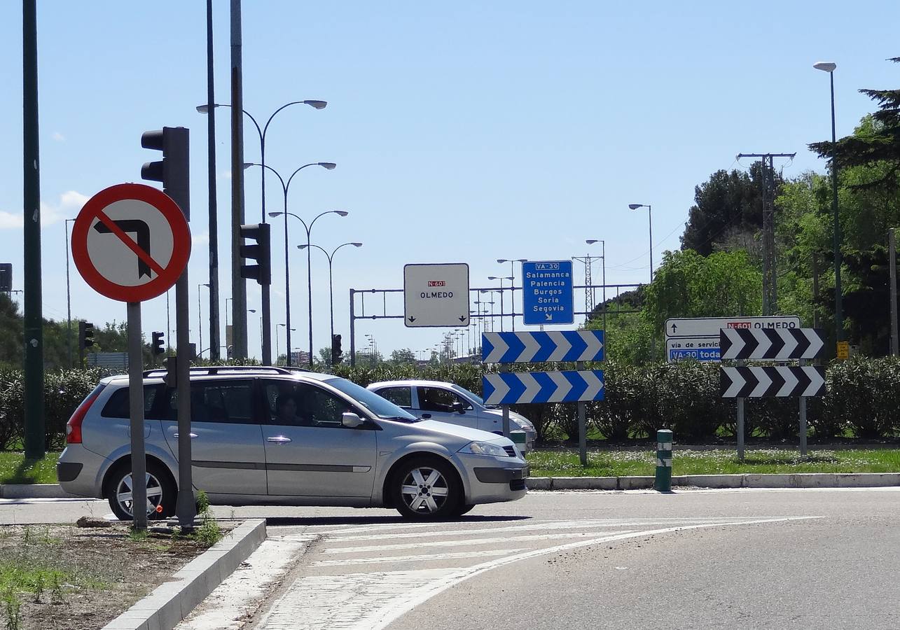 Señales de advertencia de peligro en la rotonda.