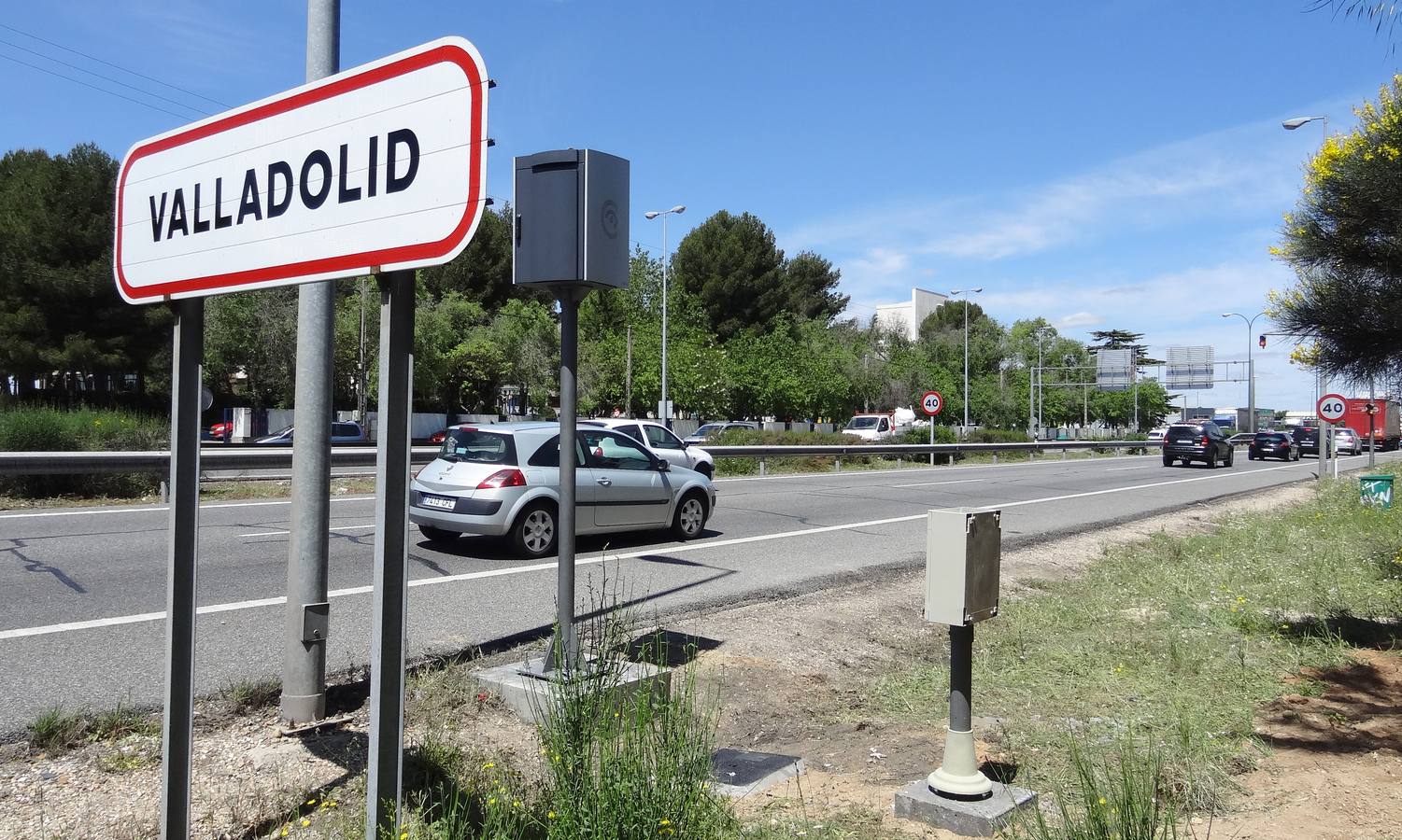 El radar escondido destrás del cartelón de Valladolid.