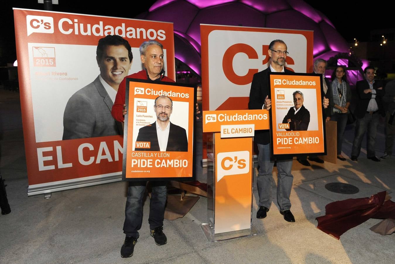Ciudadanos. Jesús Presencio y Luis Fuentes posan con los carteles.