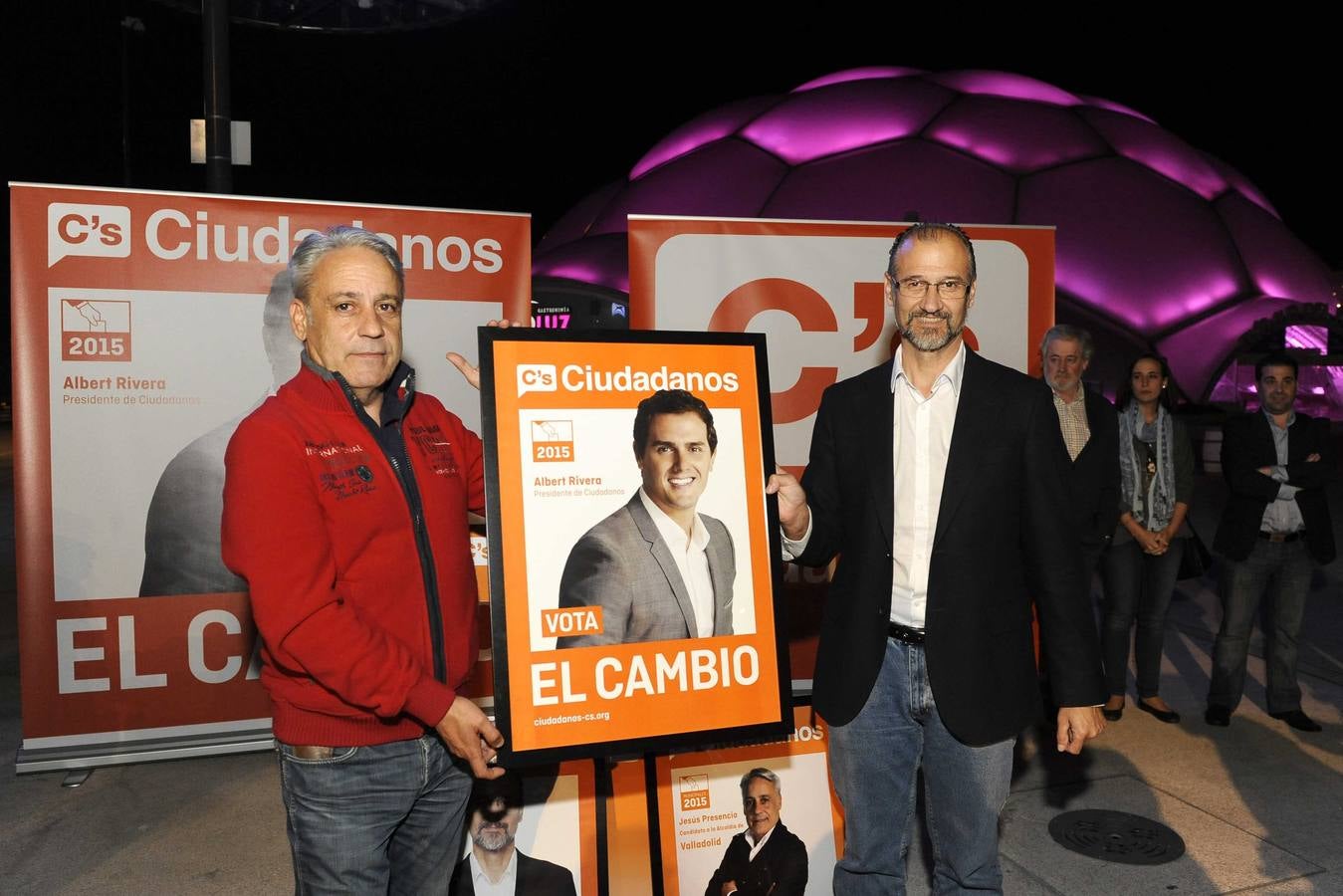 Ciudadanos. Jesús Presencio y Luis Fuentes posan con los carteles.