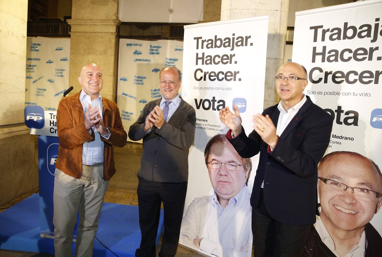 PP. León de la Riva, Carnero y Ruiz Medrano en el acto celebrado en la Plaza Mayor.