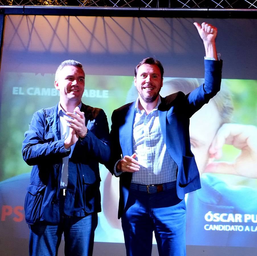PSOE. Izquierdo, y Óscar Puente animan el inicio de la campaña en la Plaza Mayor, junto a su caseta electoral.