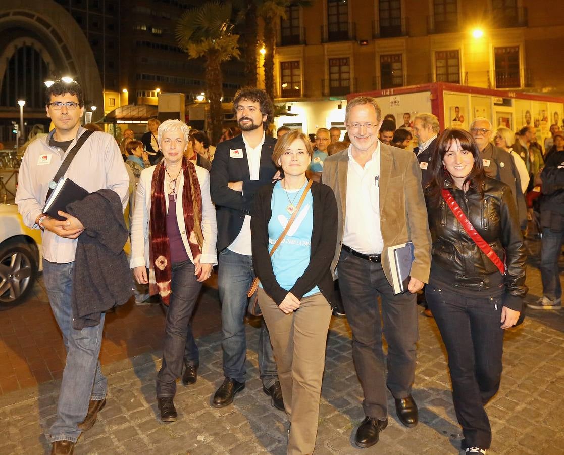 Valladolid Toma la Palabra (IU-Equo). Saravia y Sarrión, con otros candidatos en la Plaza de España.