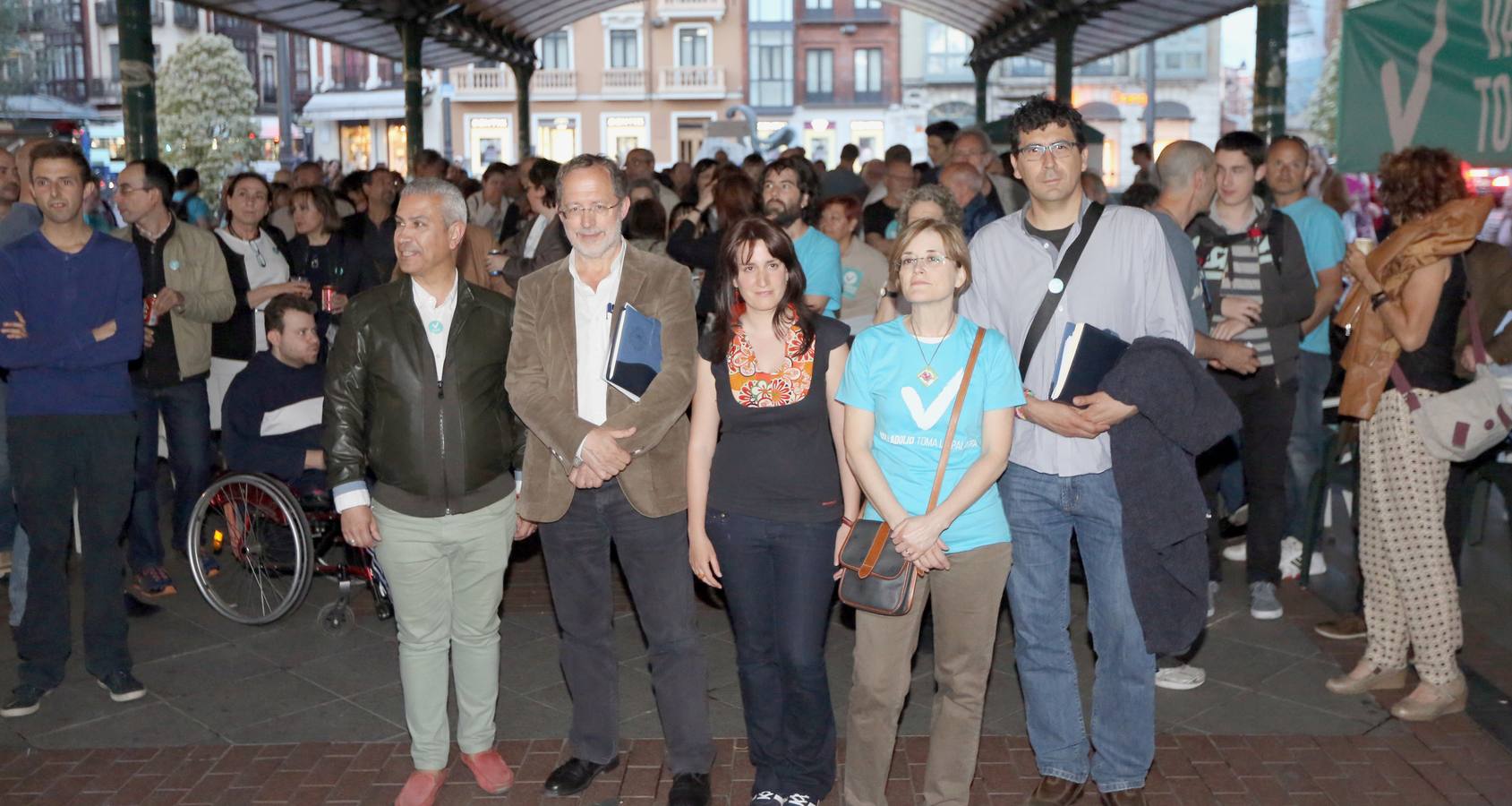 Valladolid Toma la Palabra (IU-Equo). Saravia y Sarrión, con otros candidatos en la Plaza de España.